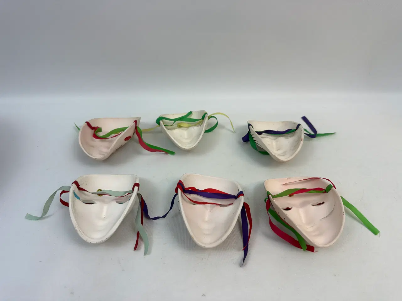 Billede 8 - 6 små masker i bemalet porcelæn