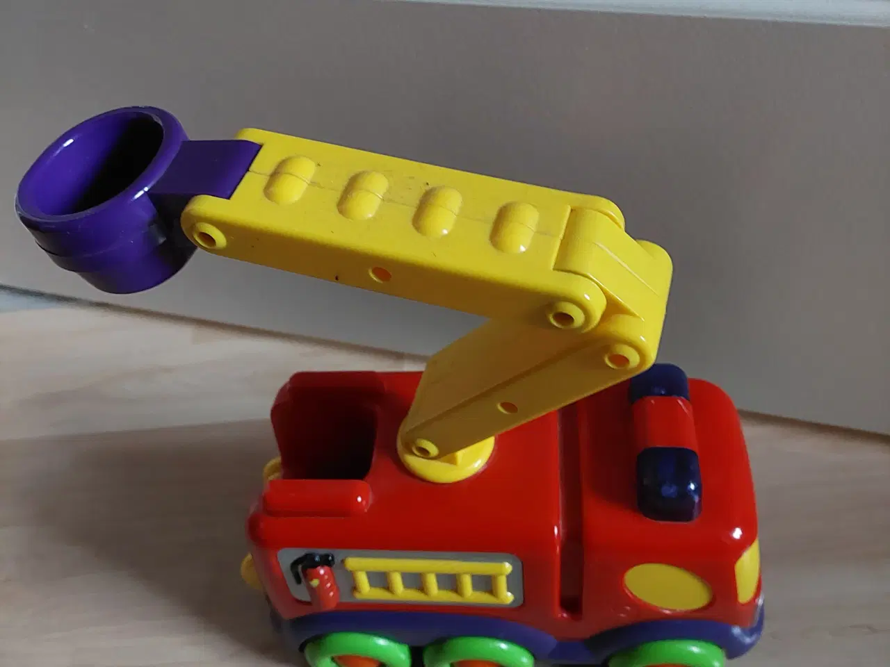 Billede 2 - Pæn Brandbil fra Toy m stige /Lys og Lyd 