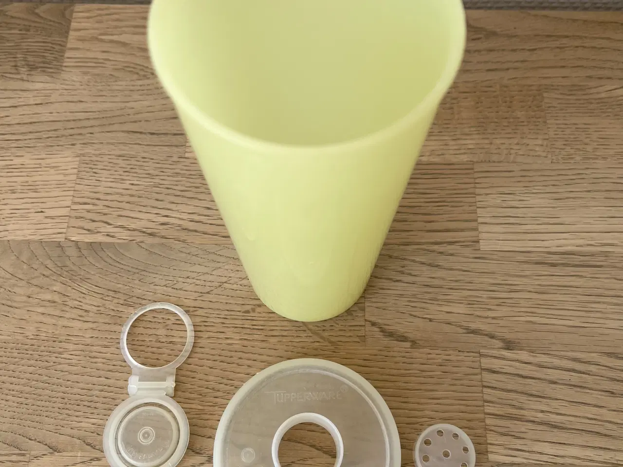 Billede 1 - Gul TUPPERWARE bøtte med låg og strø-indsats