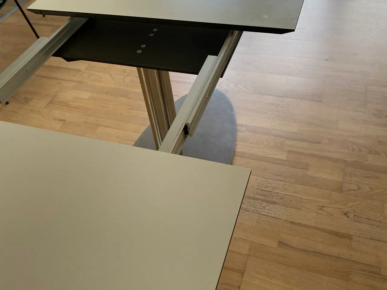 Billede 3 - Hvidt ovalt spisebord med 2 tillægsplader 
