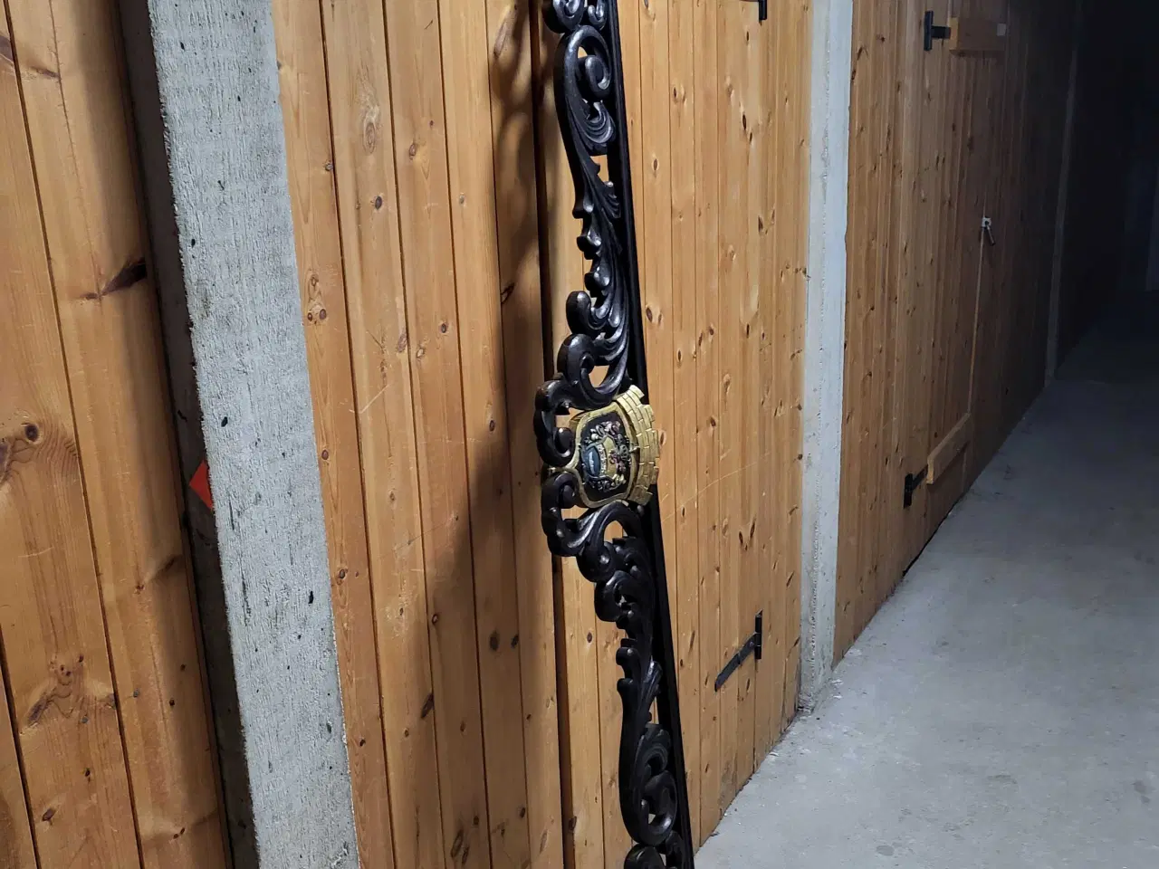 Billede 1 - Udskåren træværk med våbenskjold 