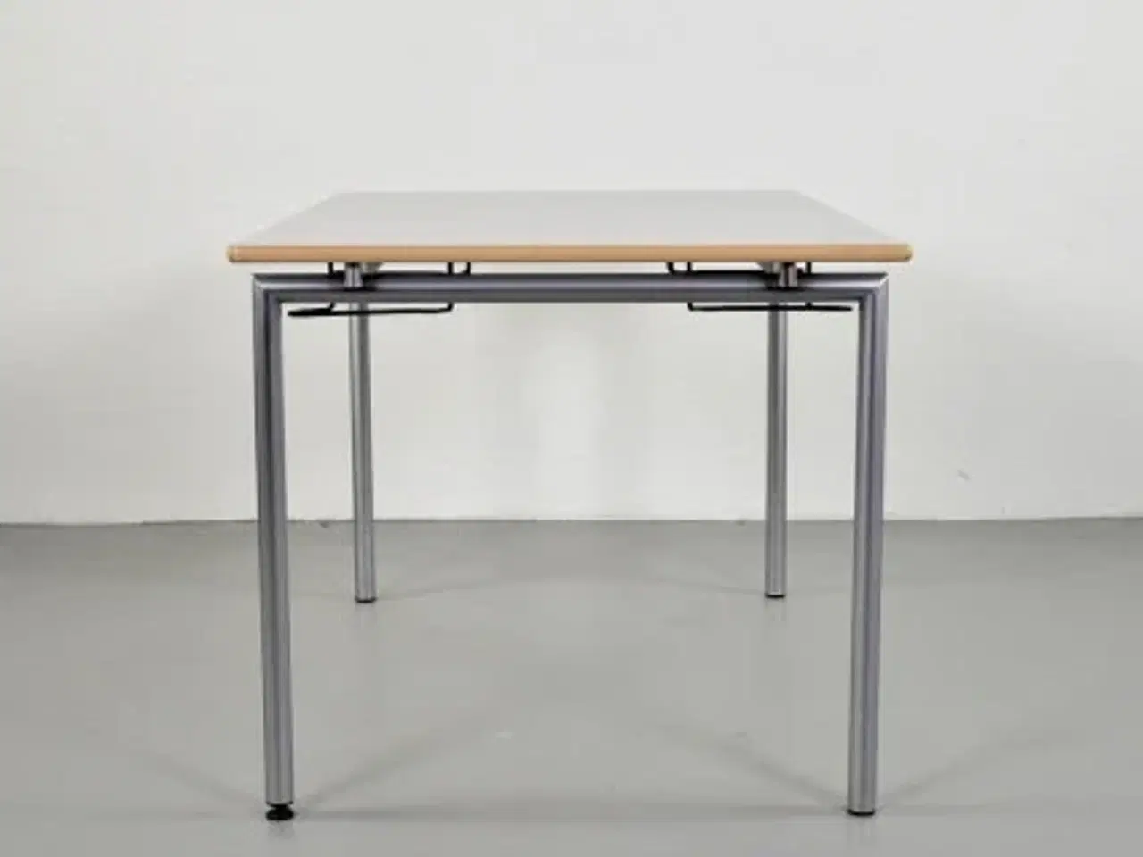 Billede 4 - Randers radius kantinebord med grå plade og stoleophæng - 120cm