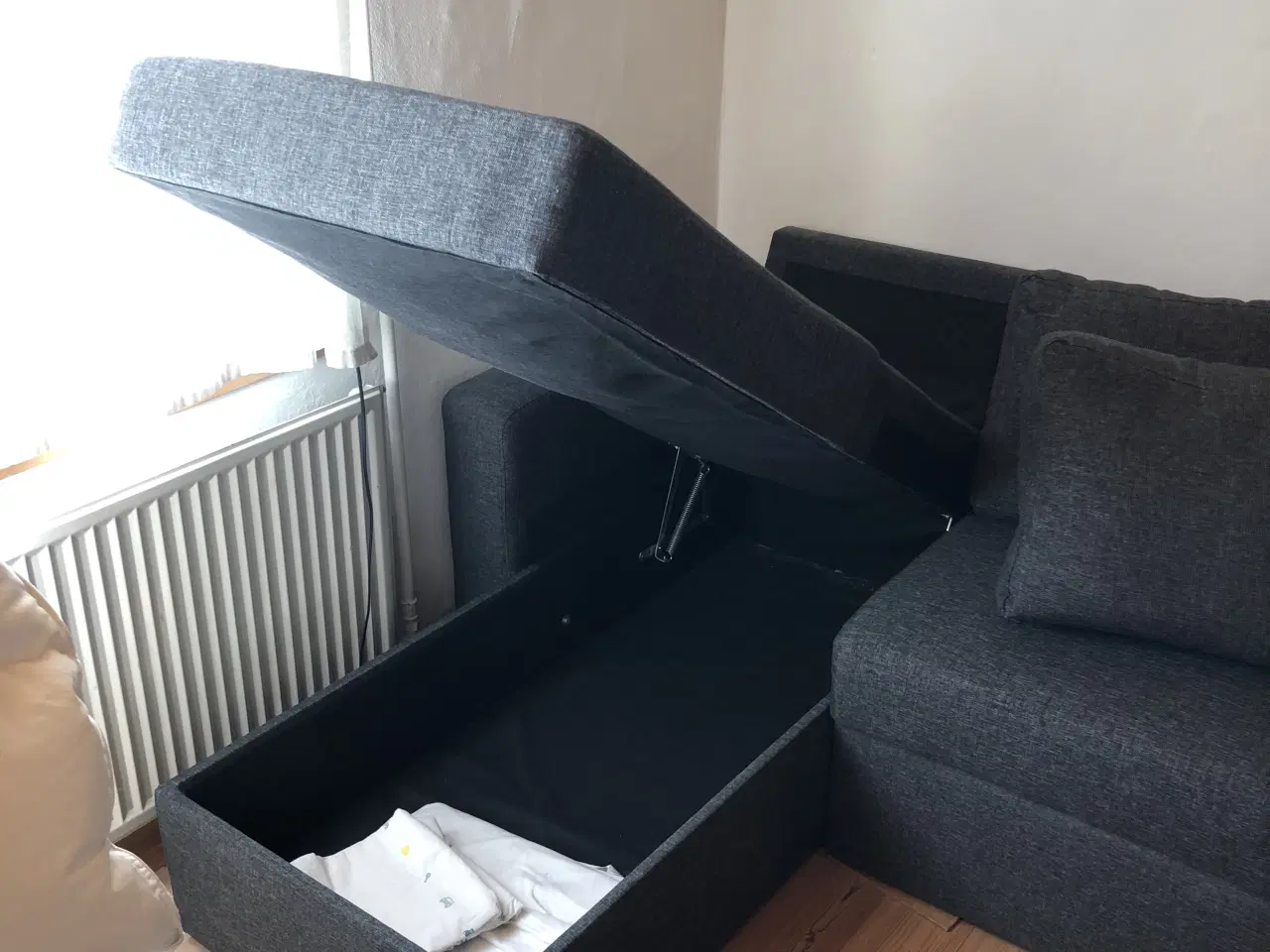 Billede 2 - Grå sovesofa, chaiselong, fra JYSK