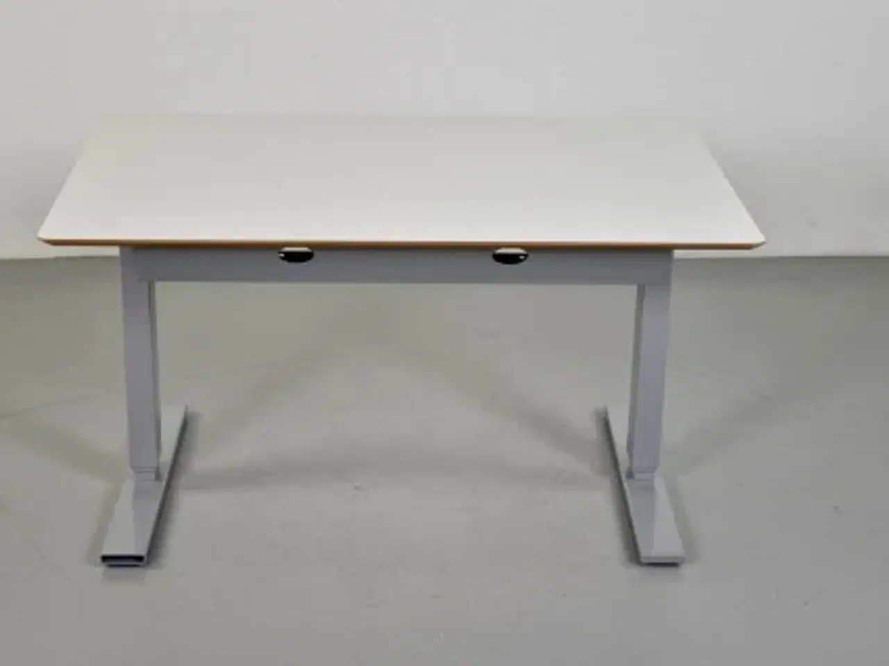 Billede 3 - Scan office hæve-/sænkebord med hvid laminat, gråt stel og kabelbakke, 120 cm.