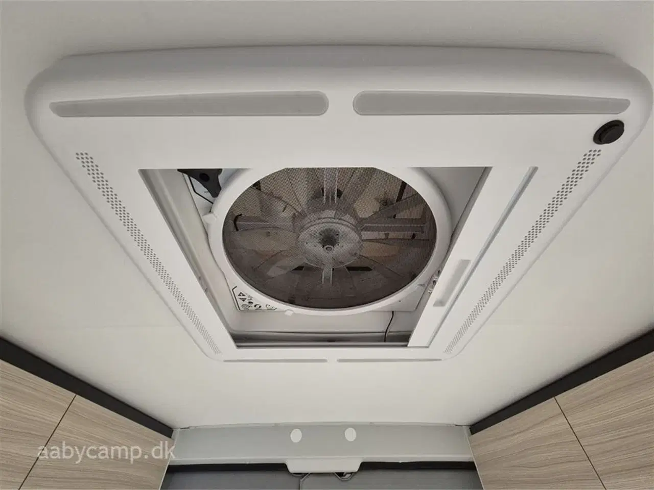 Billede 18 - 2020 - Adria Twin Axess 640 SL   langsgående senge. El-markise. 2x lithium. 2x TV. victron lader. victron booster. solceller. luft på bagaksel. Fyldegas.  kompressor køleskab. helårsdæk. undervognsbehandlet-.clesana Toilet.