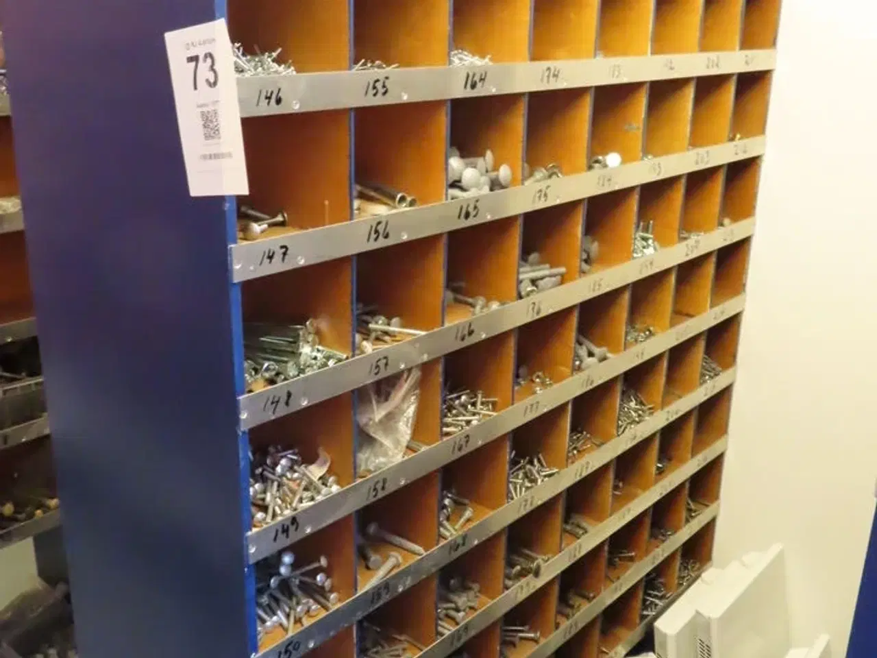 Billede 1 - Reol med indhold af diverse beslag, fittings mv.