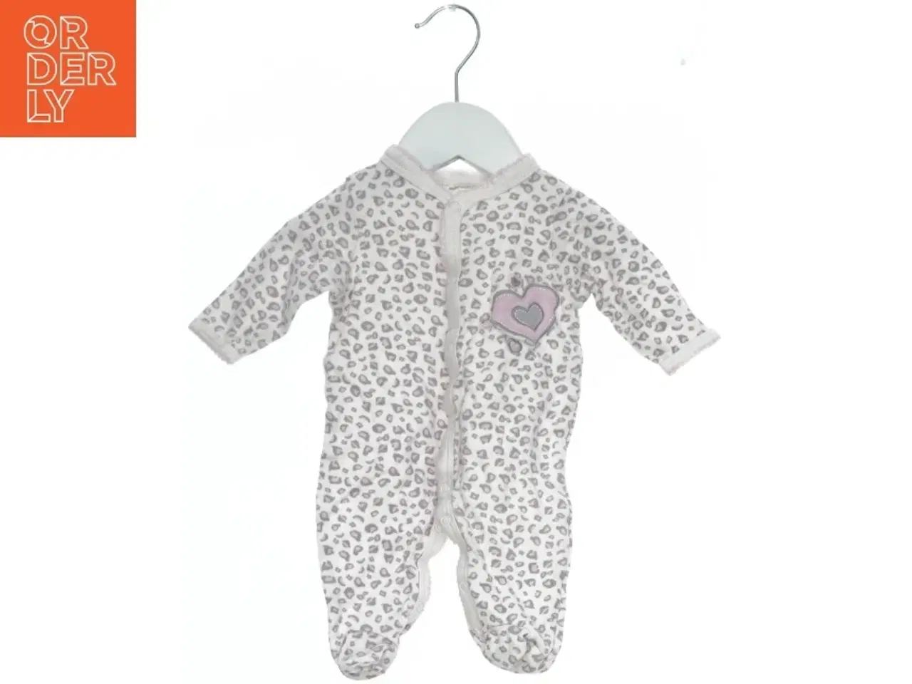 Billede 1 - Babysparkedragt med dyreprint og hjerte motiv fra Babyworks (str. 62)