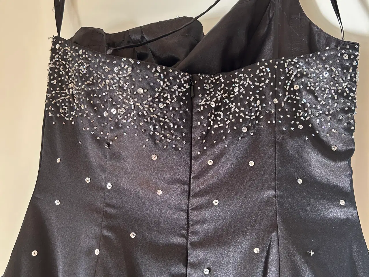 Billede 13 - Elegant sort gallakjole med håndsyede pailletter