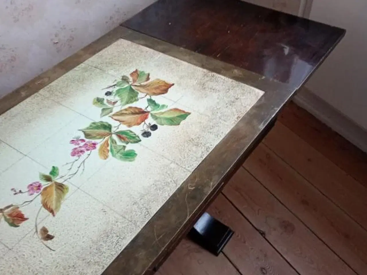 Billede 1 - Gammelt sofabord med kakler og udtræk.