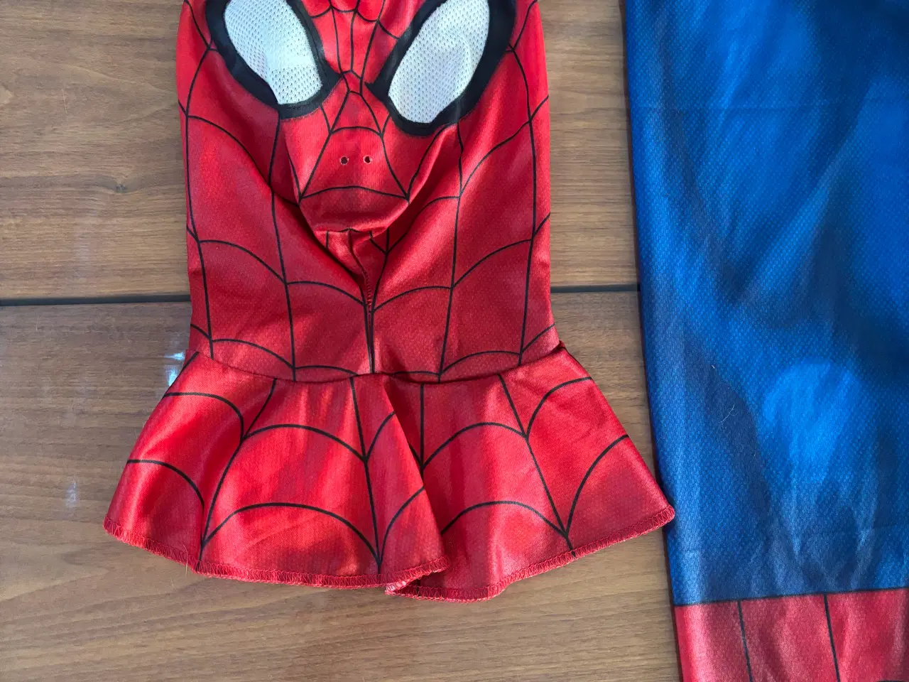 Billede 2 - Spiderman kostume str 116