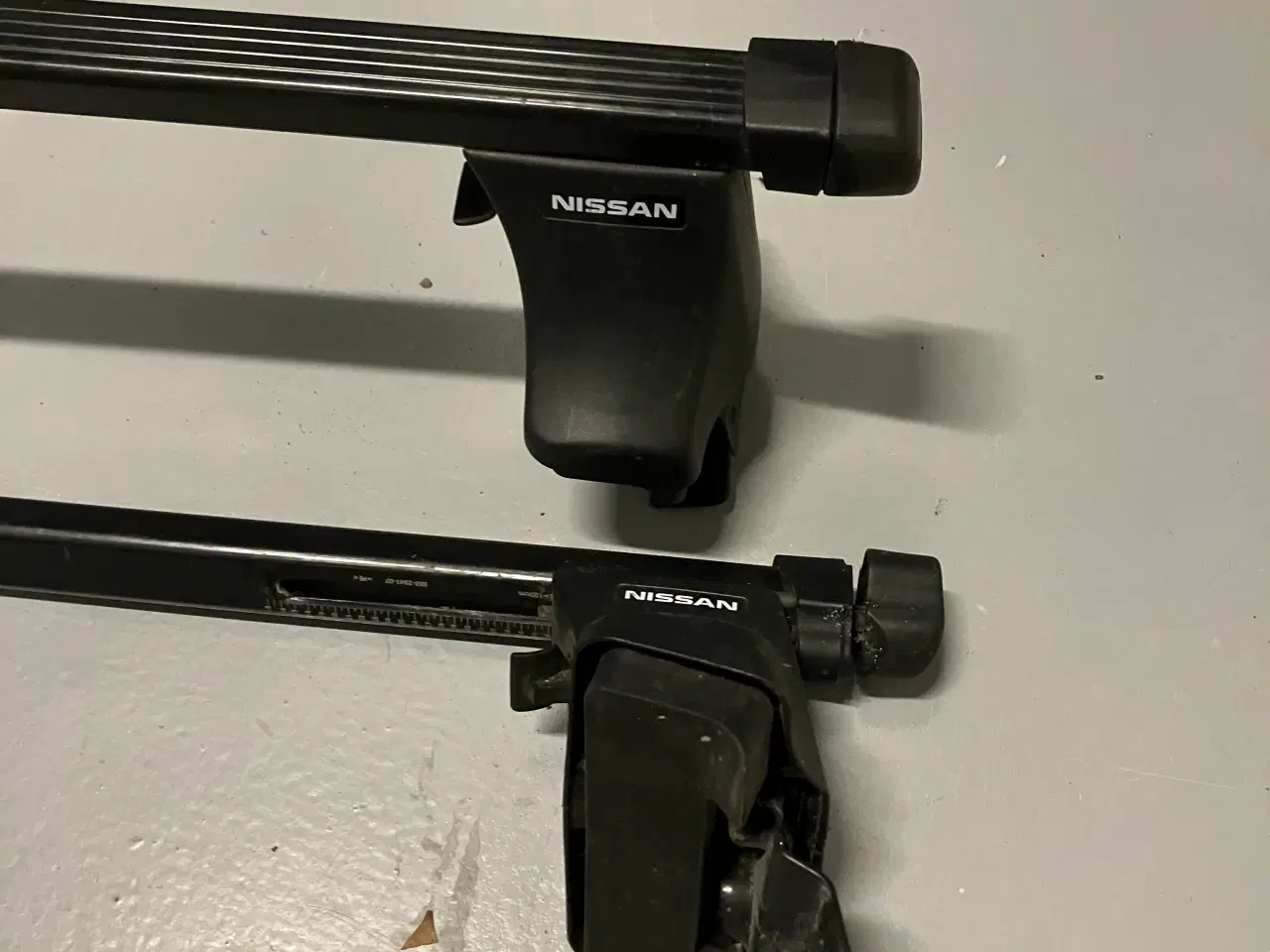 Billede 1 - 2 stk. originale tagbøjler til Nissan
