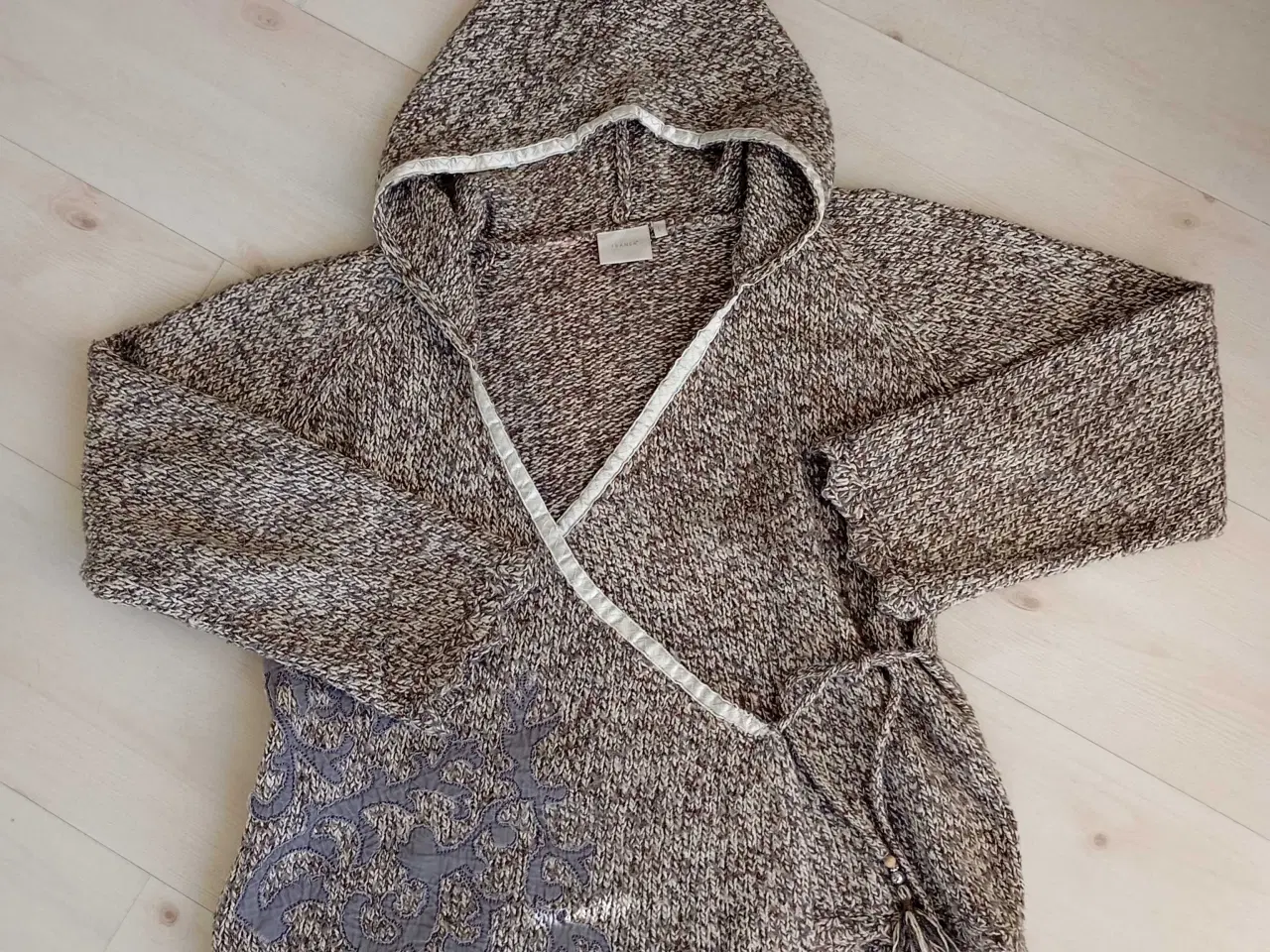 Billede 1 - Hættetrøje i strik. Str. L