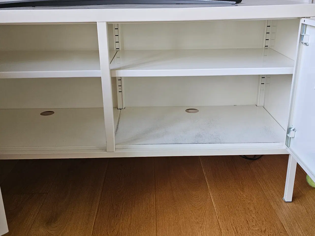 Billede 2 - Metalskab med låger