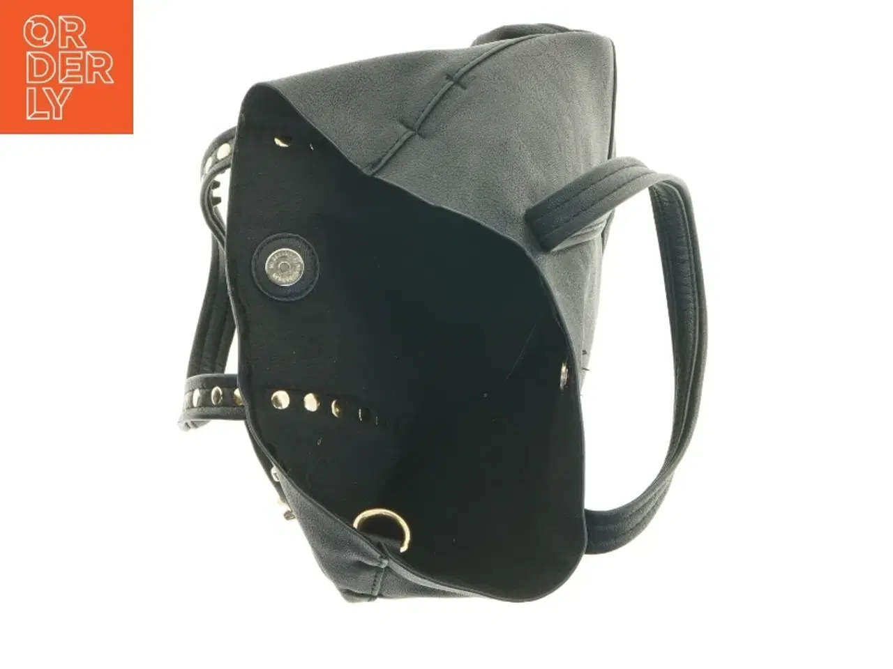 Billede 3 - Sort taske med nitter (str. 32 x 24 x 11 cm)