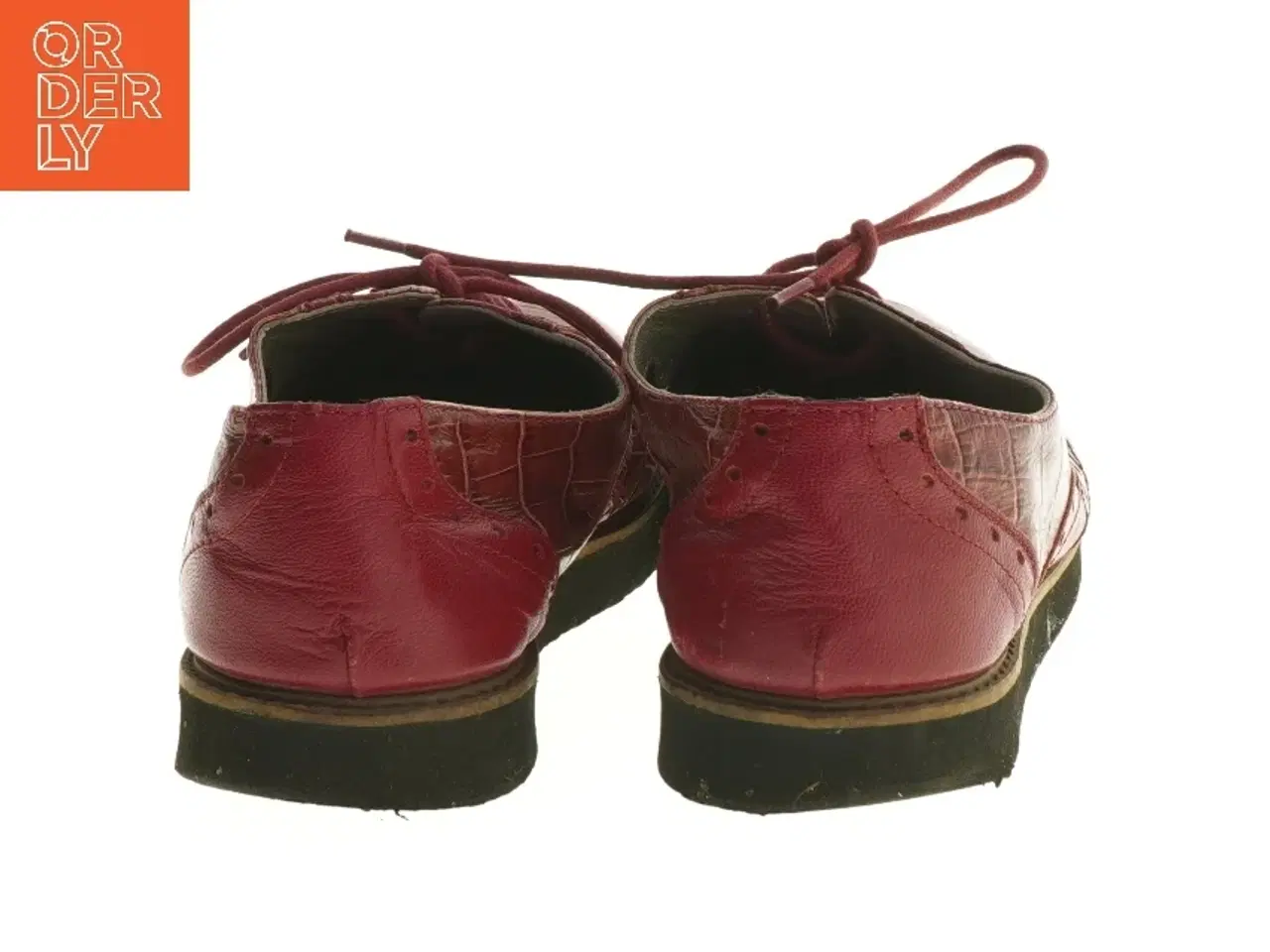 Billede 2 - Røde sko med krokodillemønster (str. længde 28 cm)