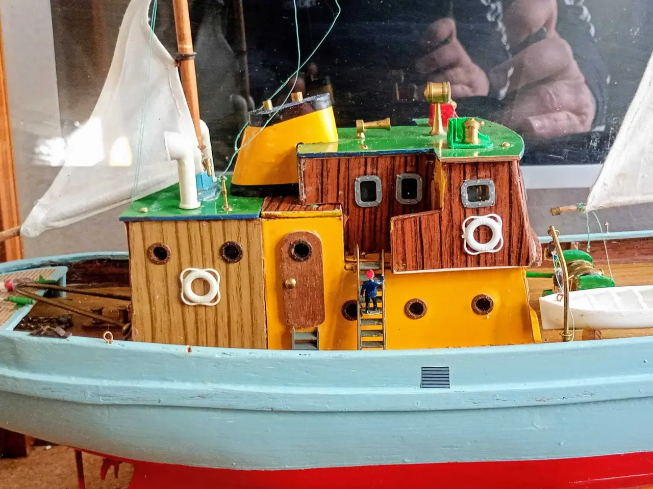 Billede 4 - Gammel model fiskekutter i montre 
