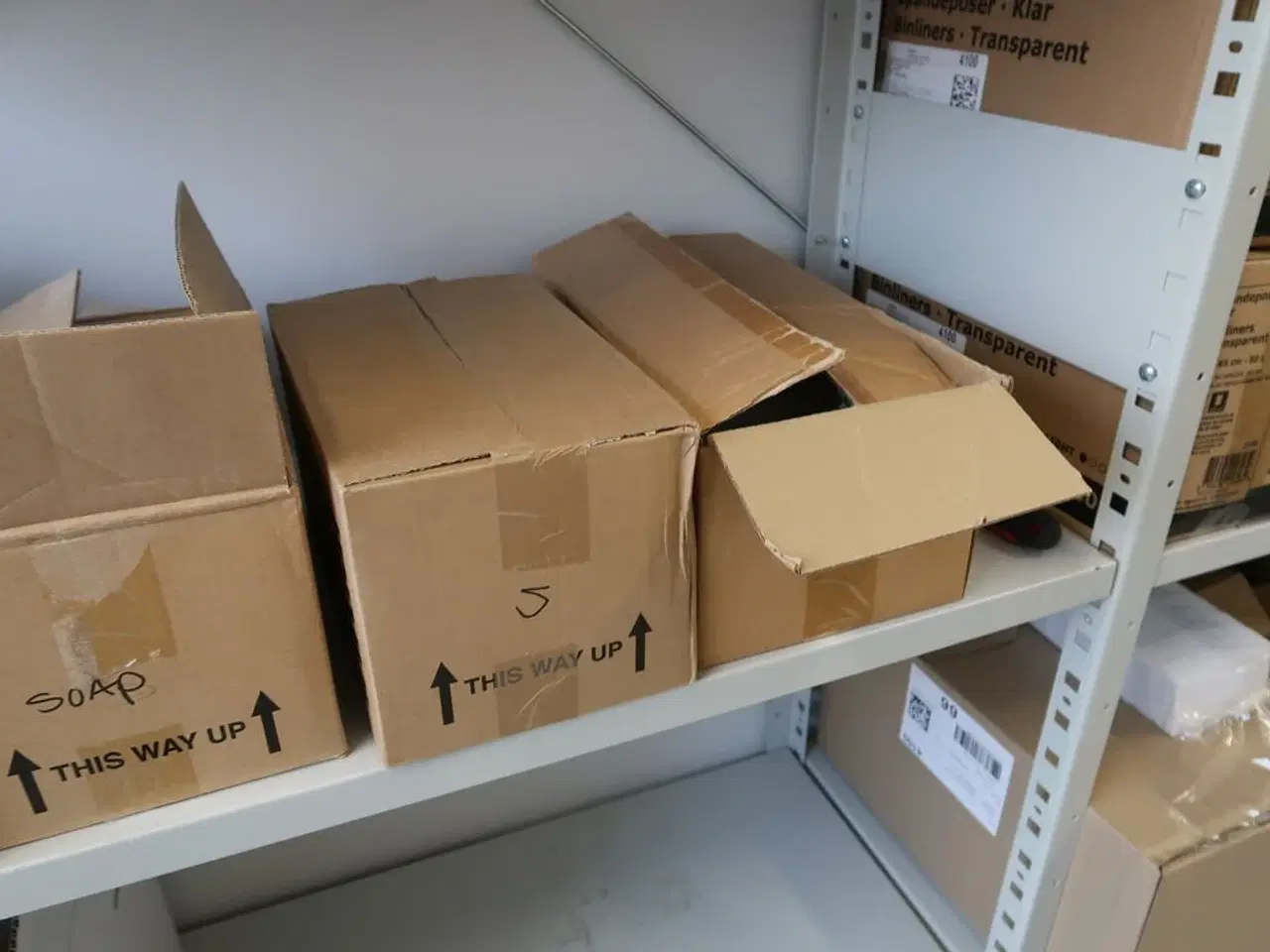 Billede 19 - 3 fag lagerreoler med div. Rengøringsmidler, rengøringsartikler m.m.