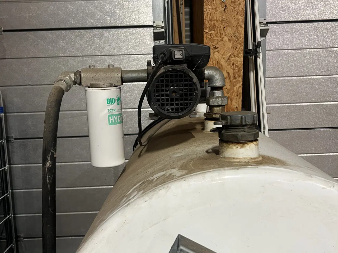 Billede 1 - Olietank med pumpe
