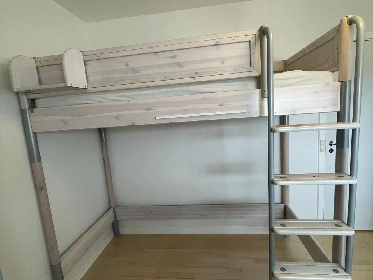 Billede 1 - Flexa højseng. Velholdt og med luxusmadras