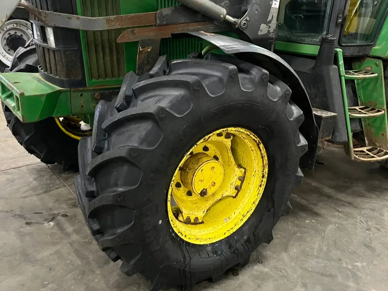 Billede 2 - John Deere 6506 Med frontlæsser og vendegear ved rattet samt nye fordæk