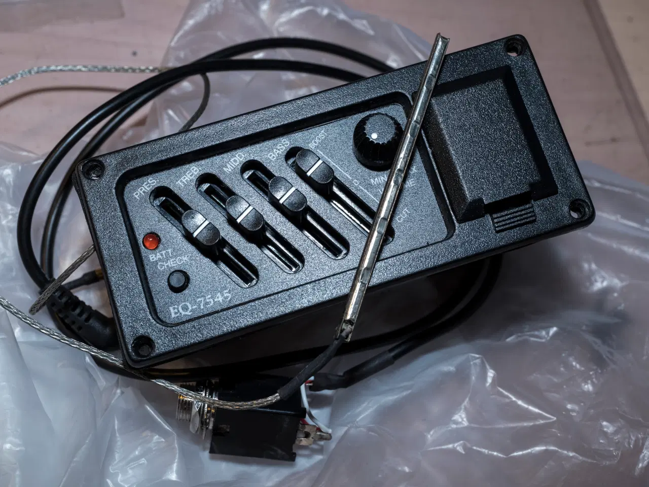 Billede 3 - Belcat Preamp m 4 bånd EQ  EQ 7545.  Aku pickup.