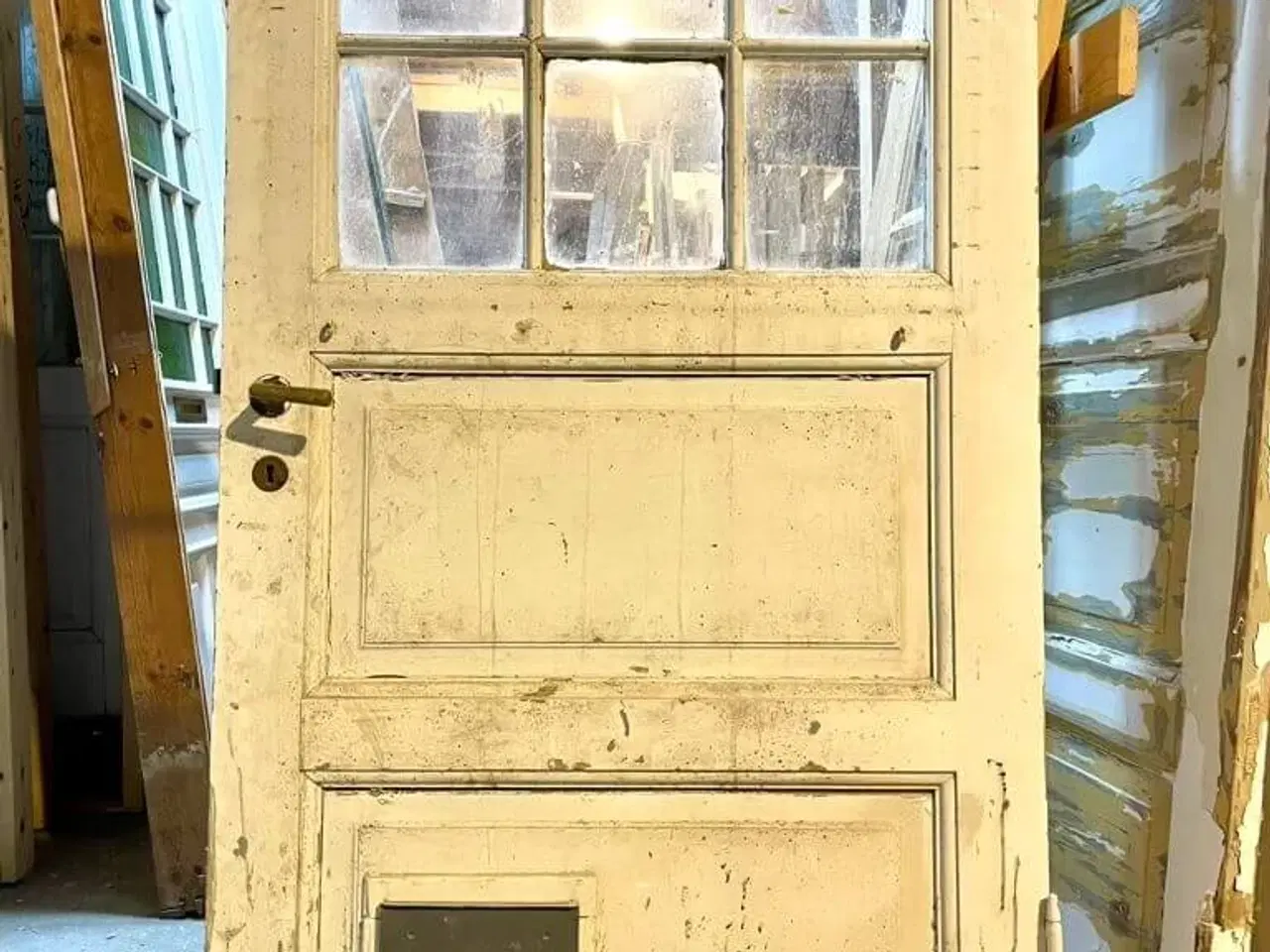 Billede 1 - Bred og lav kælderddør m. 6 ruder