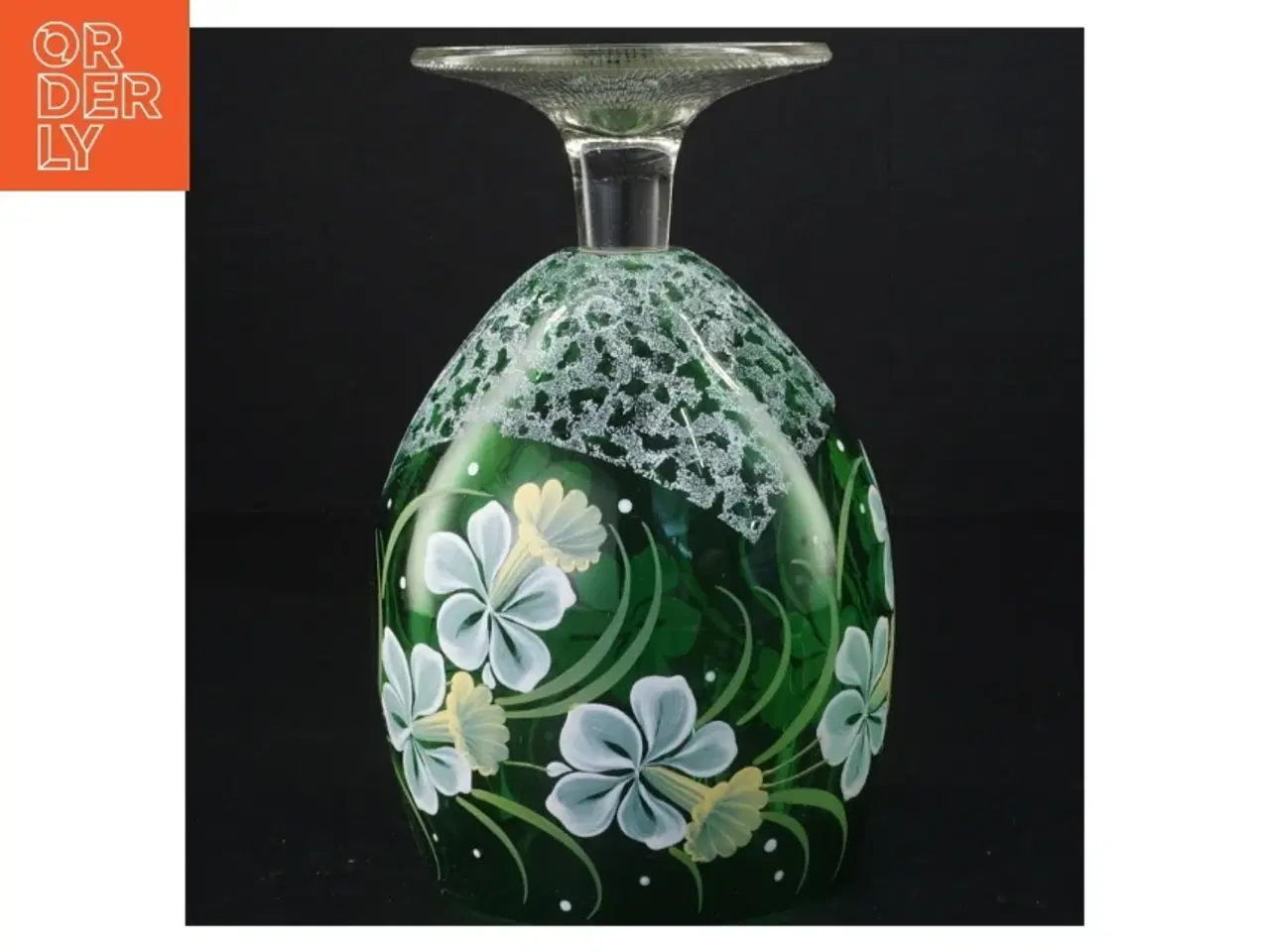 Billede 2 - Dekoreret grøn glasvase (str. 18 og en halv x 12 cm)