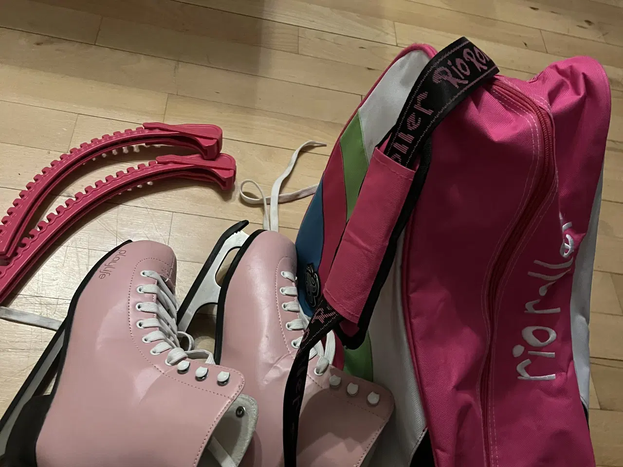 Billede 2 - Kunstskøjter str 38 + taske 