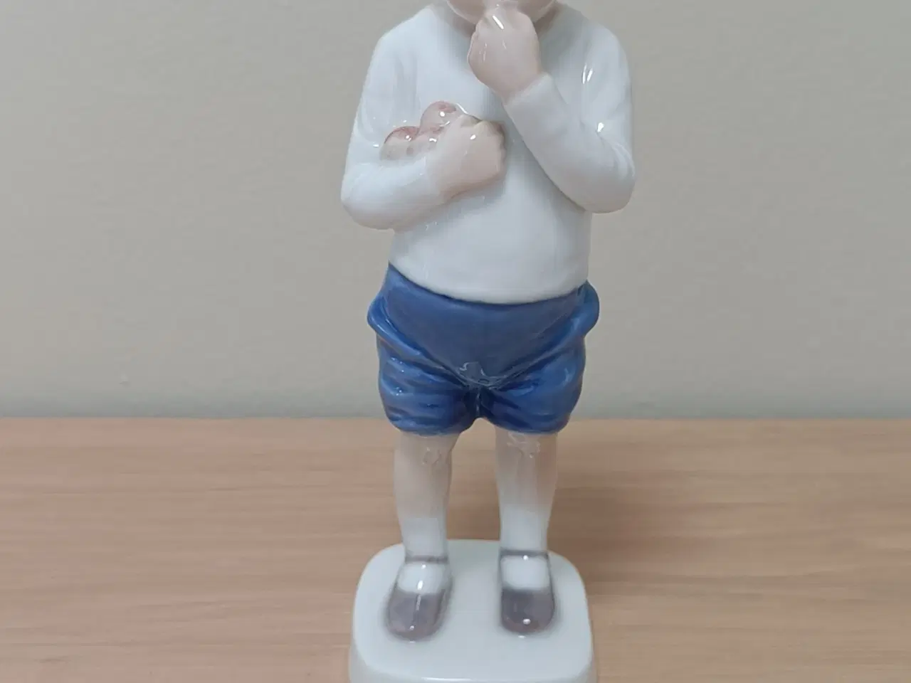 Billede 1 - Figur porcelæn. Dreng med æbler 