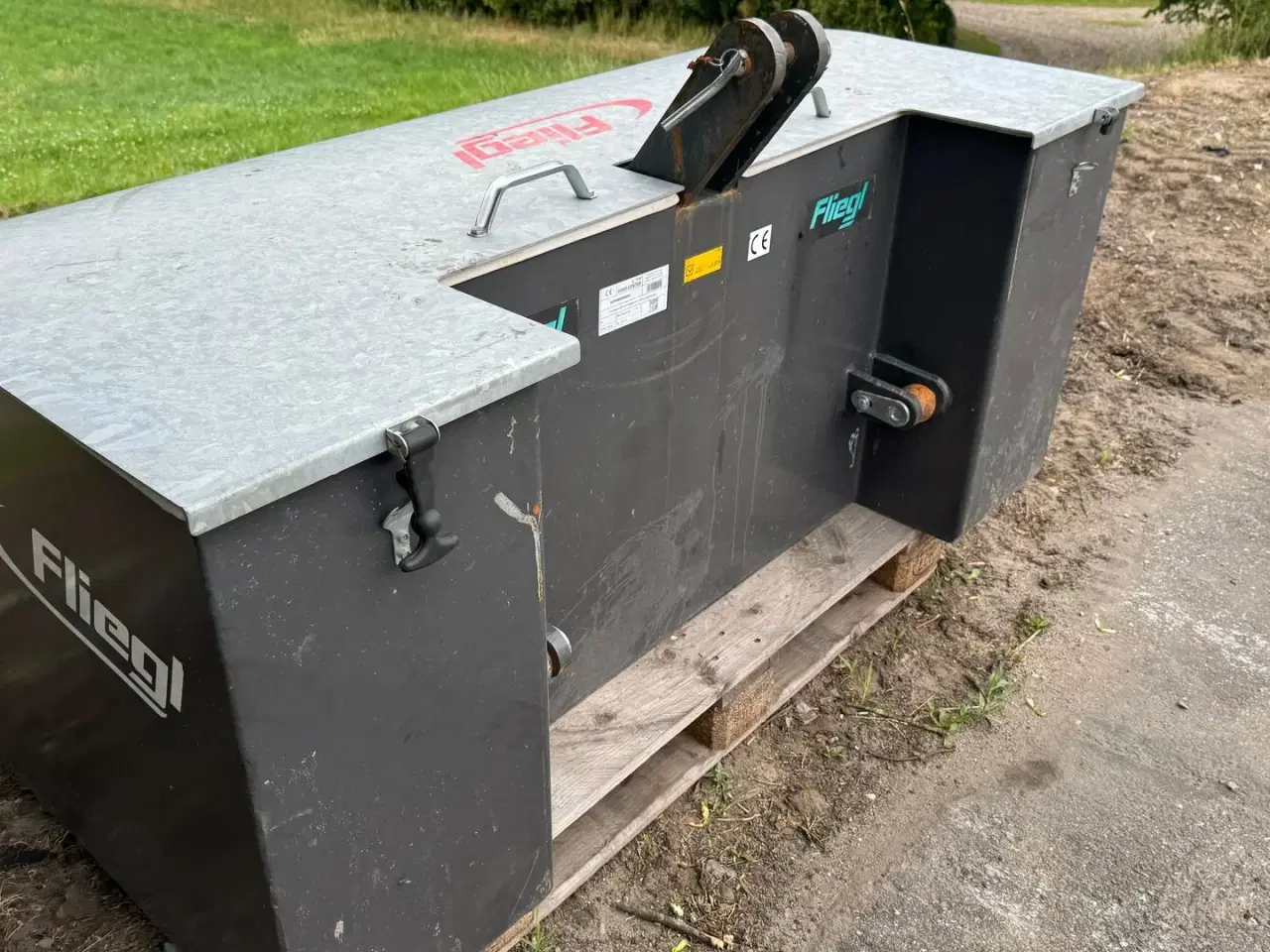 Billede 6 - Fliegl Frontvægt 1500 kg MED OPBEVARINDSPLADS!