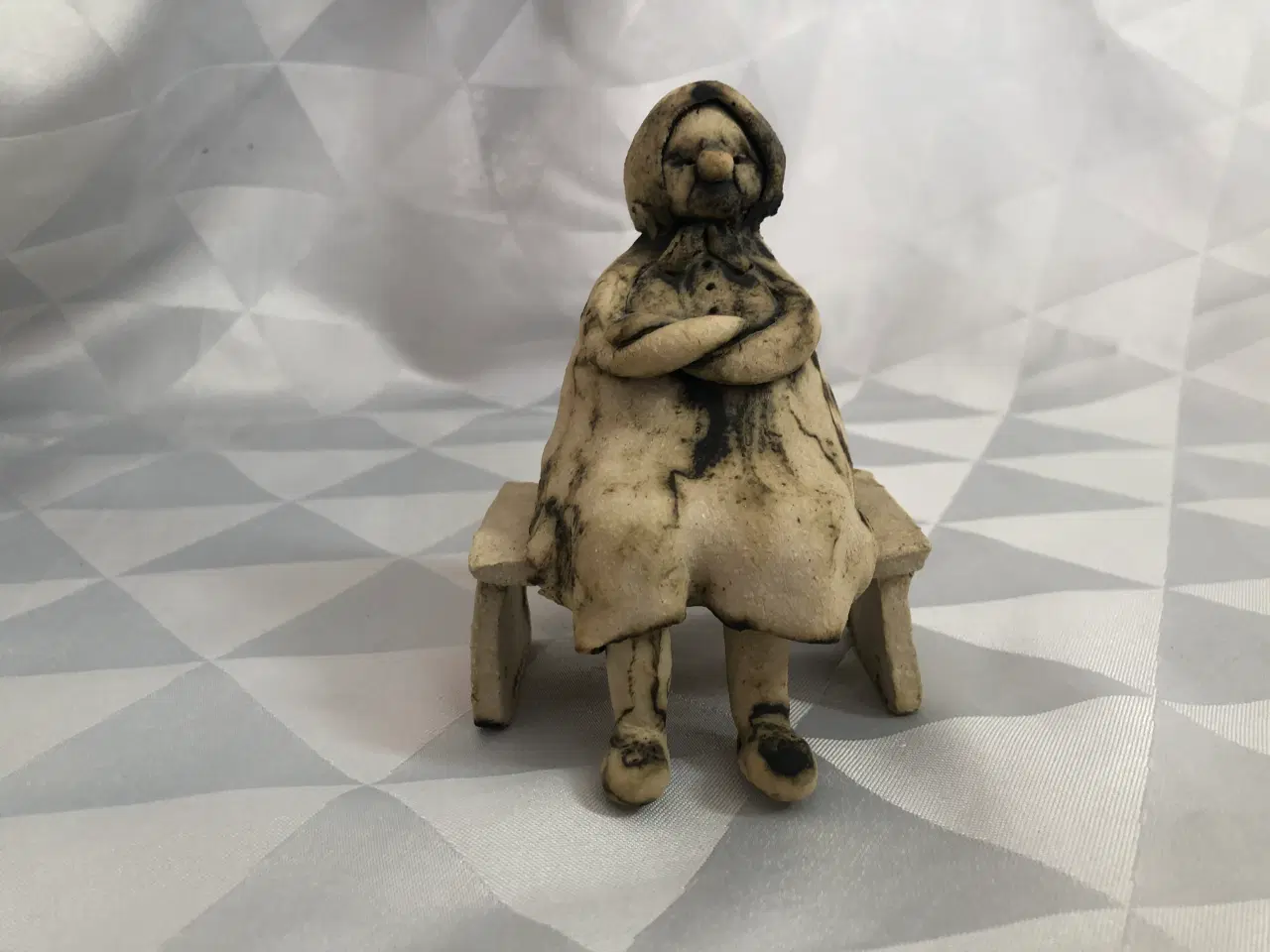 Billede 8 - Keramik figur dame på bænk, Kirsten Hørsman