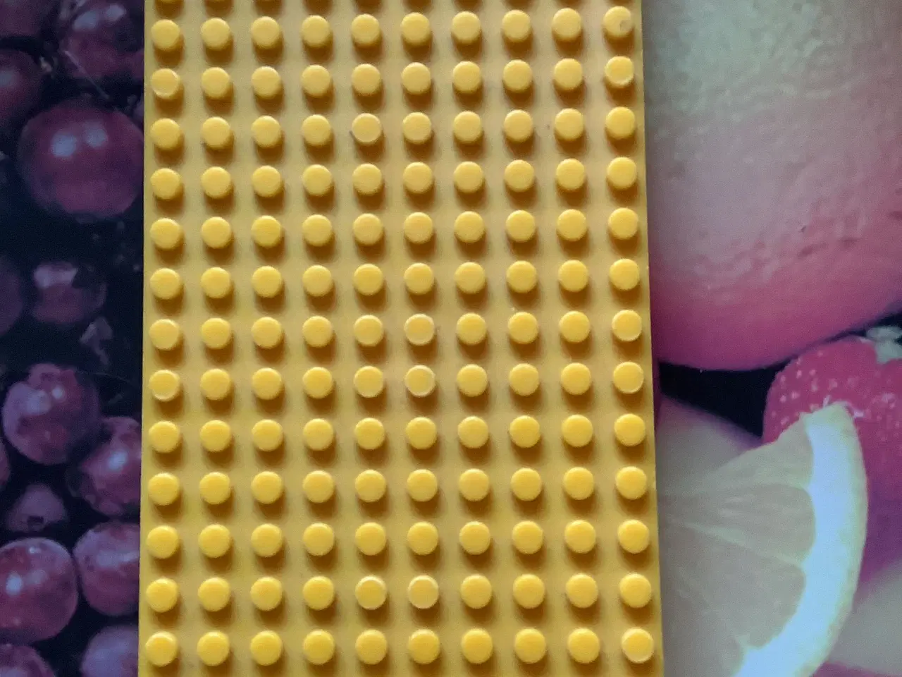 Billede 1 - Gul, ældre Legoplade. Giv bud.