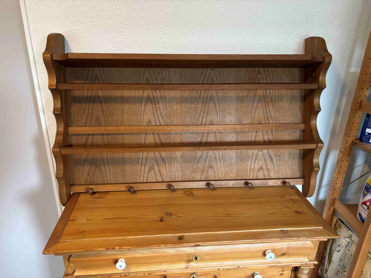 Billede 1 - Tallerkenrække i egetræ.