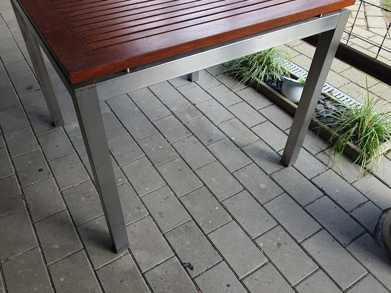 Billede 2 - Teaktræs havebord med stålben