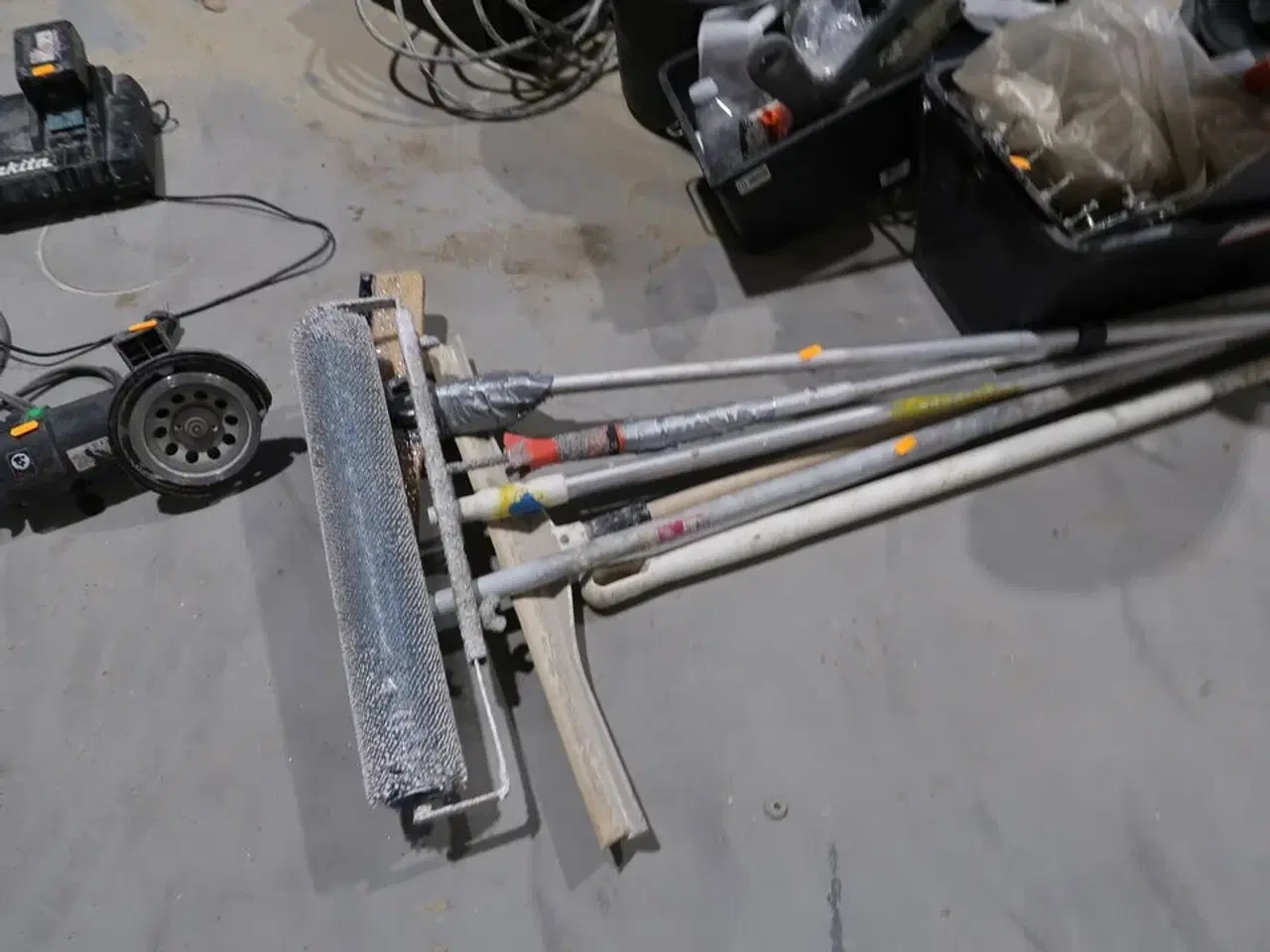 Billede 2 - Spand og kasser med div. Værktøj samt afretterværktøj