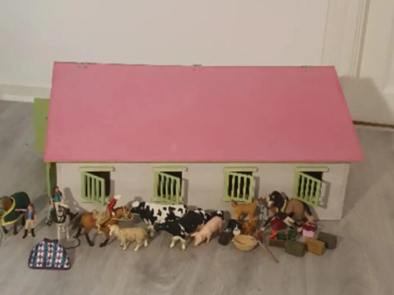 Billede 1 - Schleich ridestald med lys.