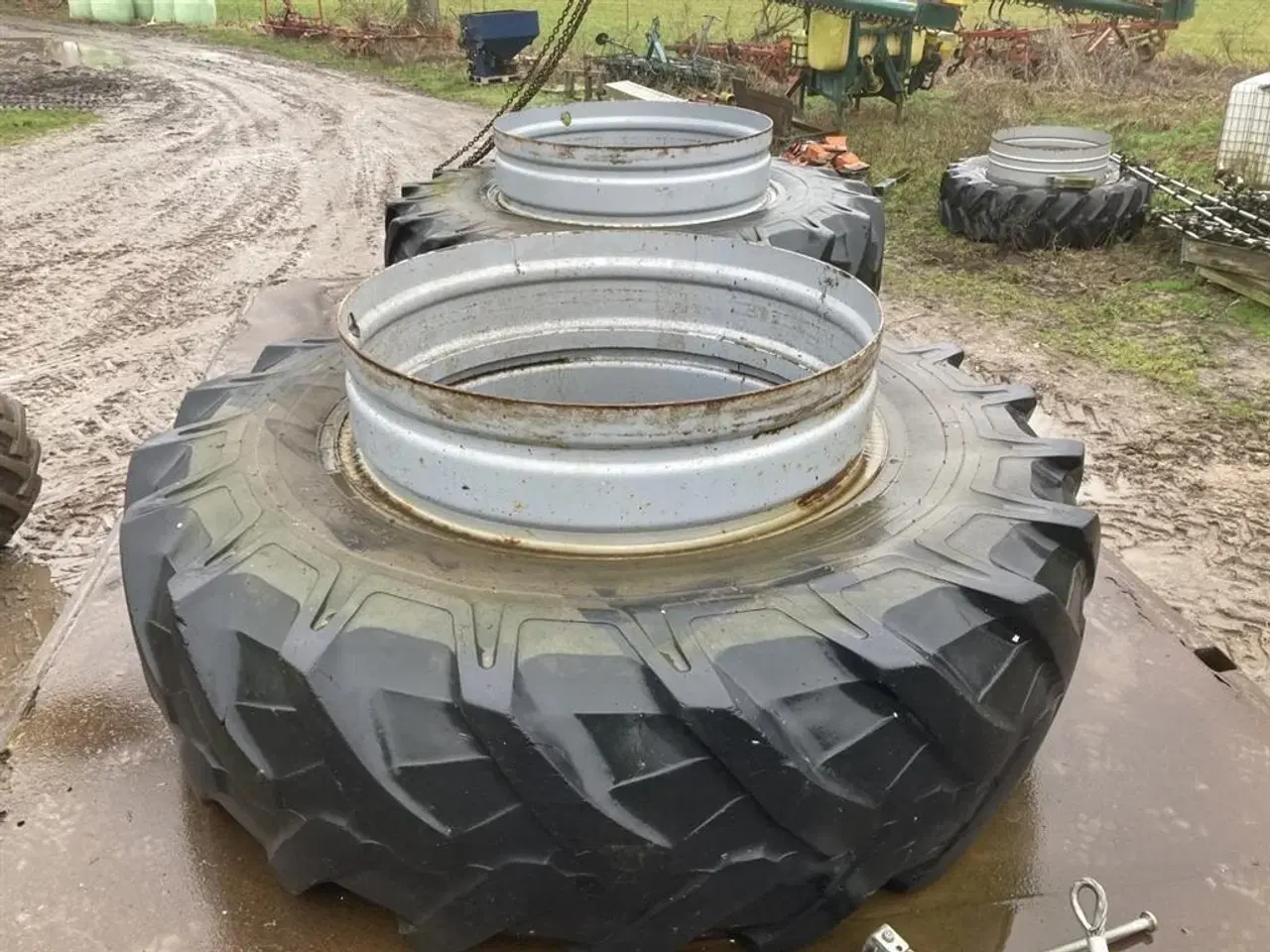 Billede 1 - Pirelli 20.8 R38 Der medfølger 4 stk. Låse/arme