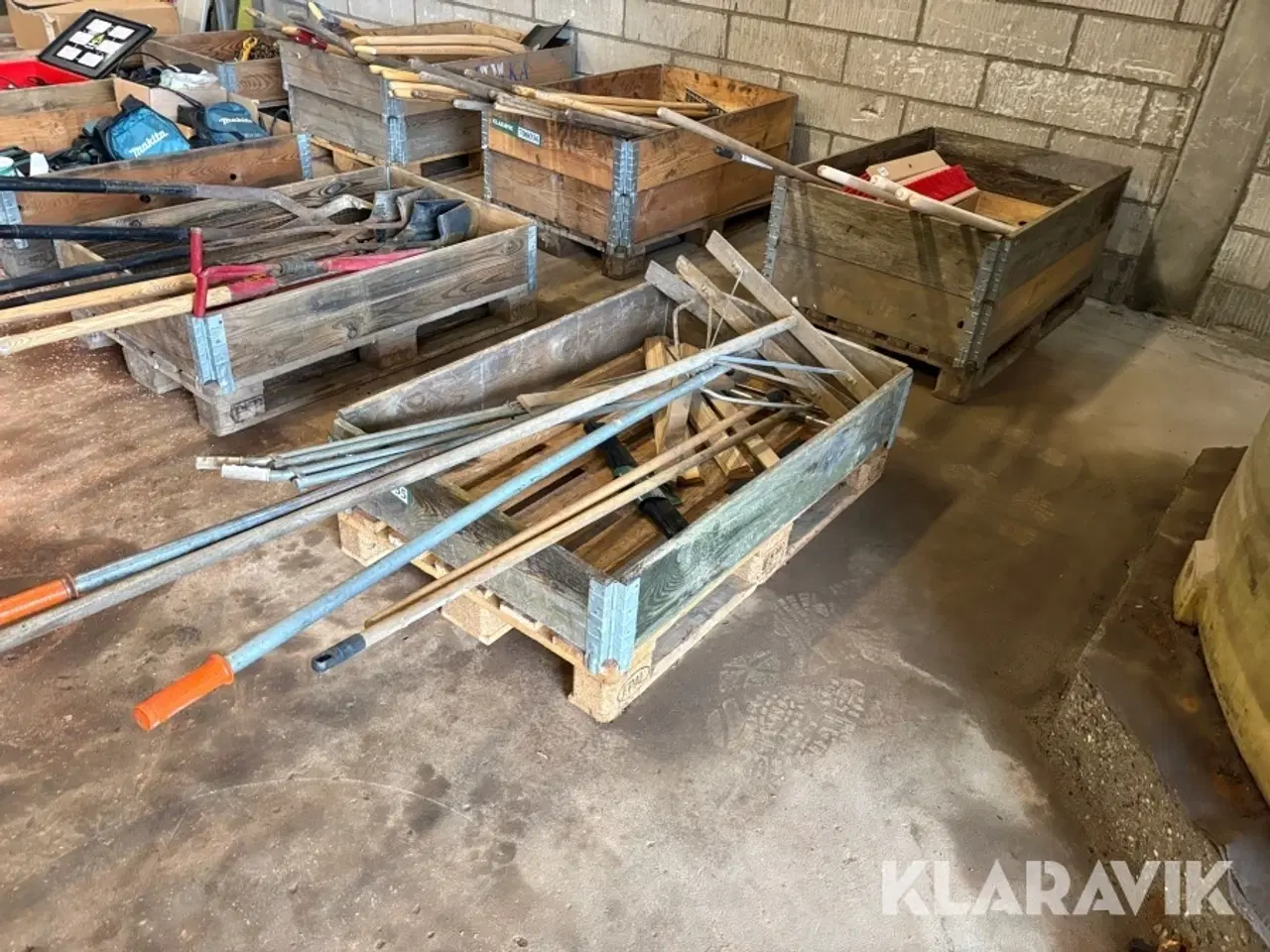 Billede 1 - Lot med koste og retteskinner 2 paller