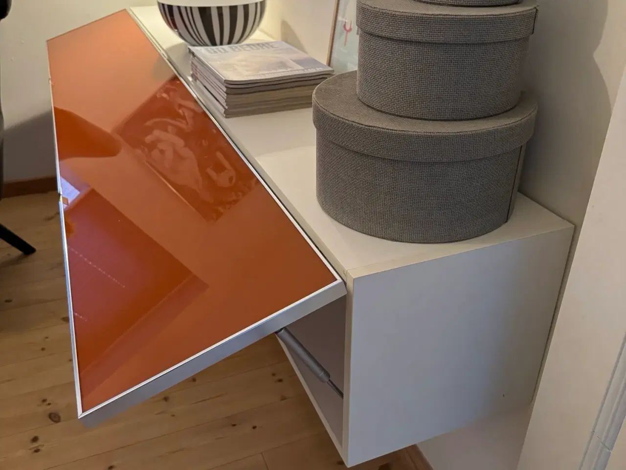 Billede 2 - Reol, væghængt med front i farvet glas