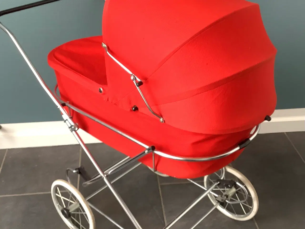 Billede 2 - Dukkevogn rød og crom stål stel