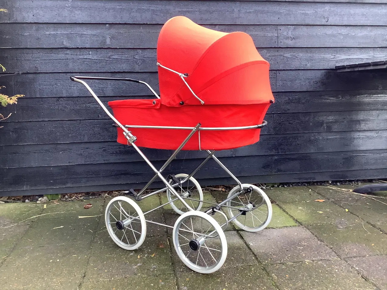 Billede 9 - Dukkevogn rød og crom stål stel