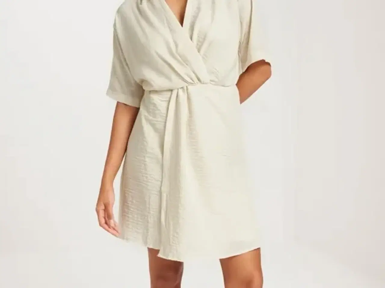 Billede 1 - Beige kjole fra Vero Moda, str. M