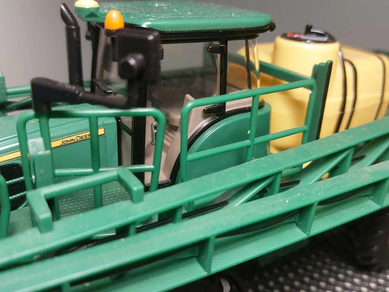 Billede 2 - Britains/ertl John deer selvkørende sprøjte