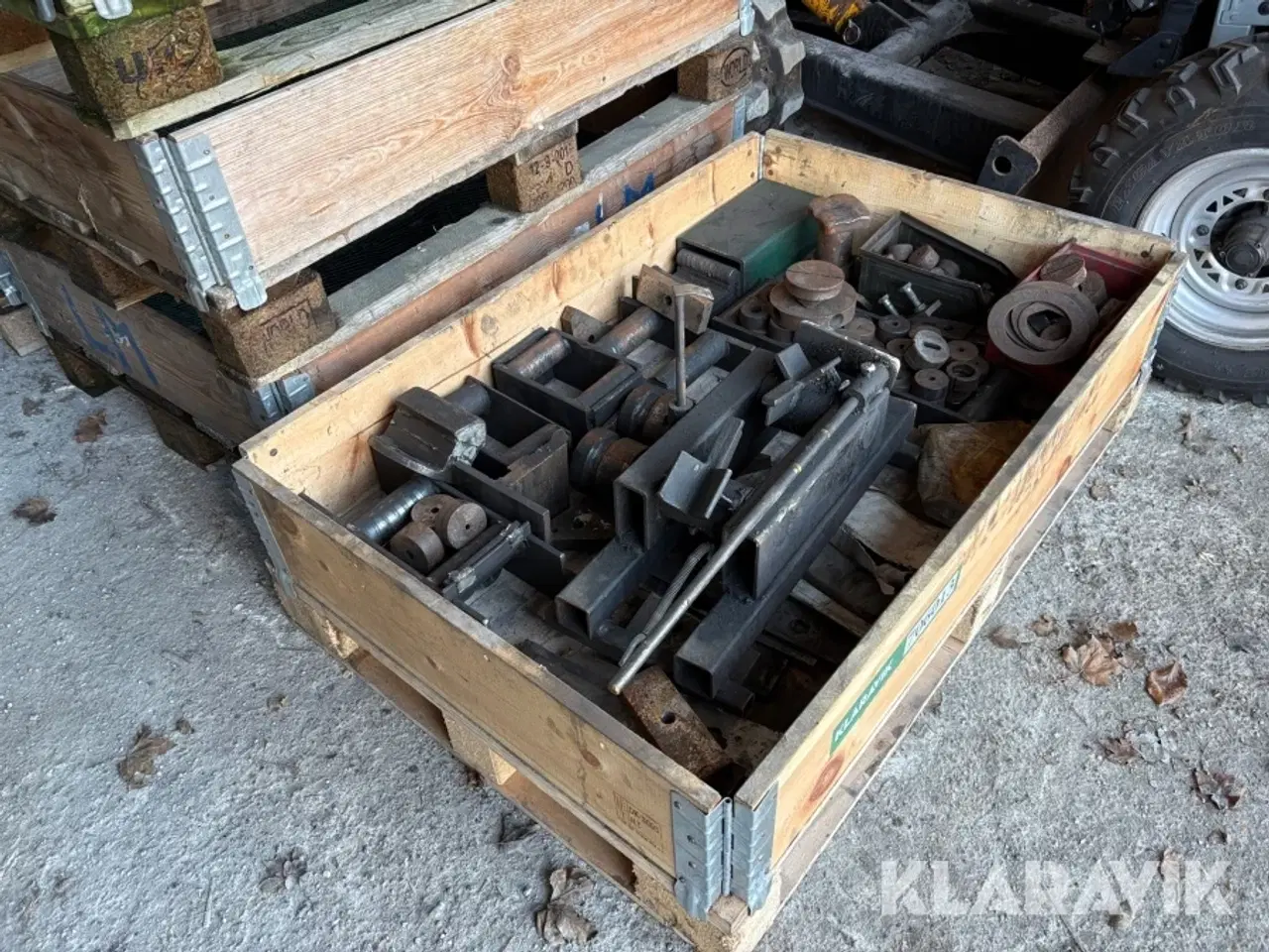 Billede 1 - Lot med udstandsning udstyr 1 palle