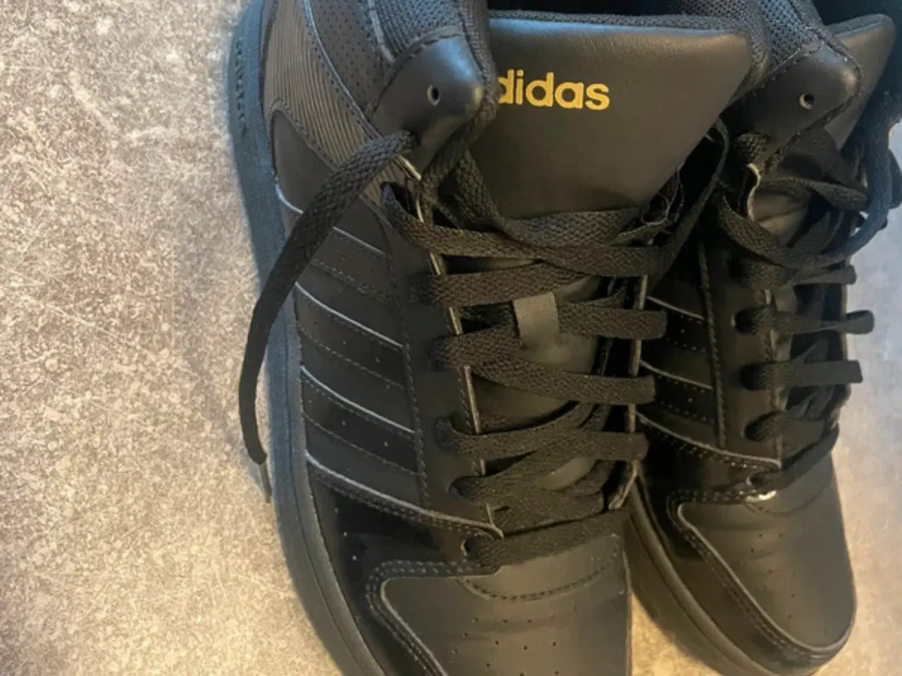 Billede 1 - Adidas sko i sort og guld