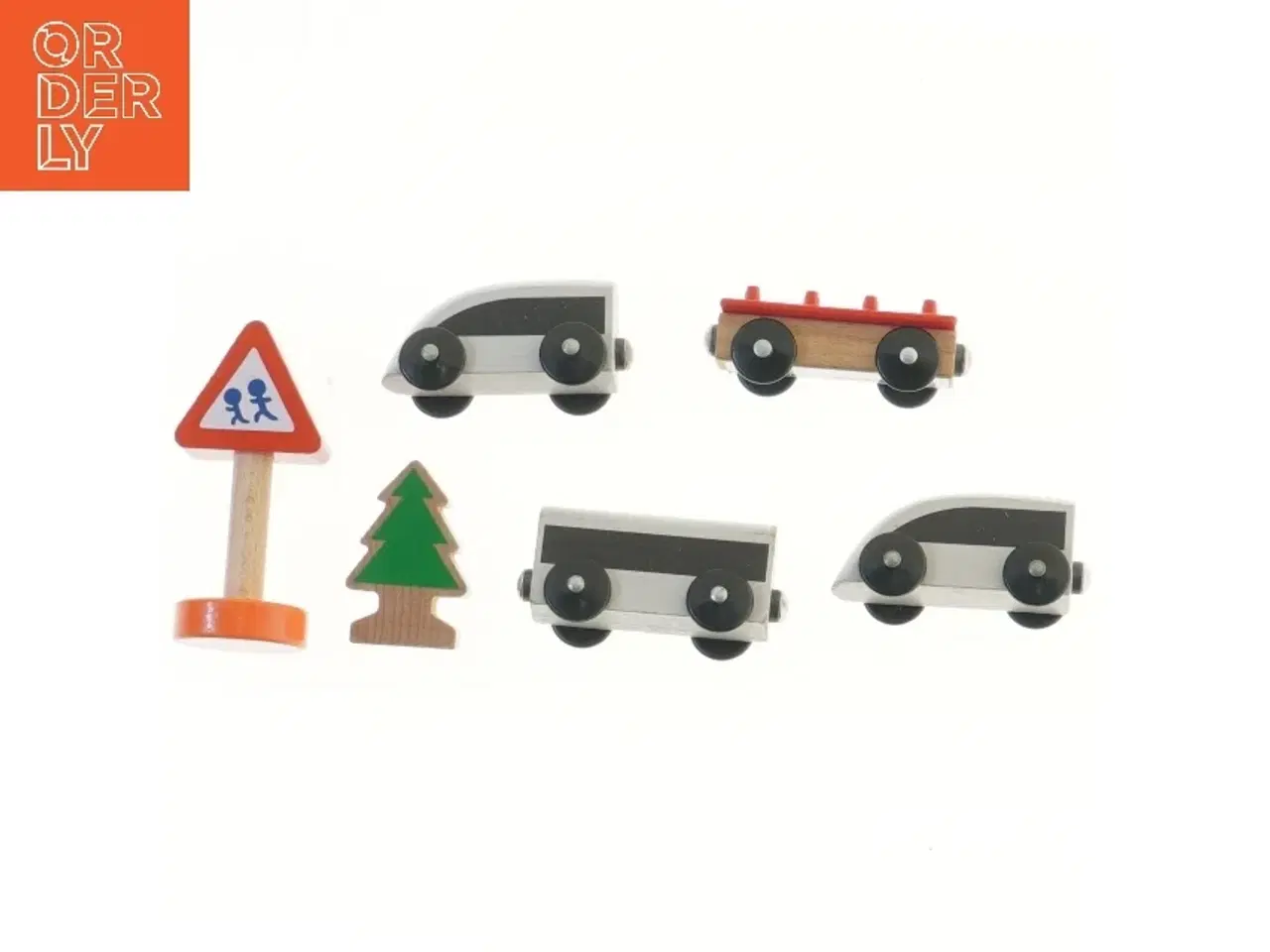 Billede 1 - Sæt med trælegetøjsbil og tilbehør fra Brio (str. 7 cm)