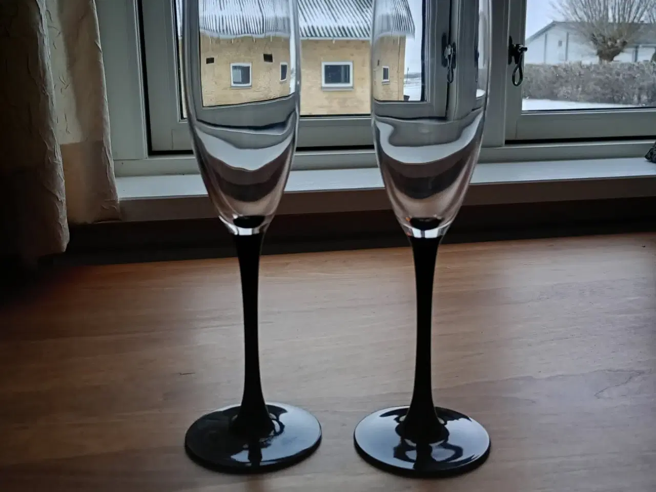 Billede 2 - Champagne glas med sort fod.
