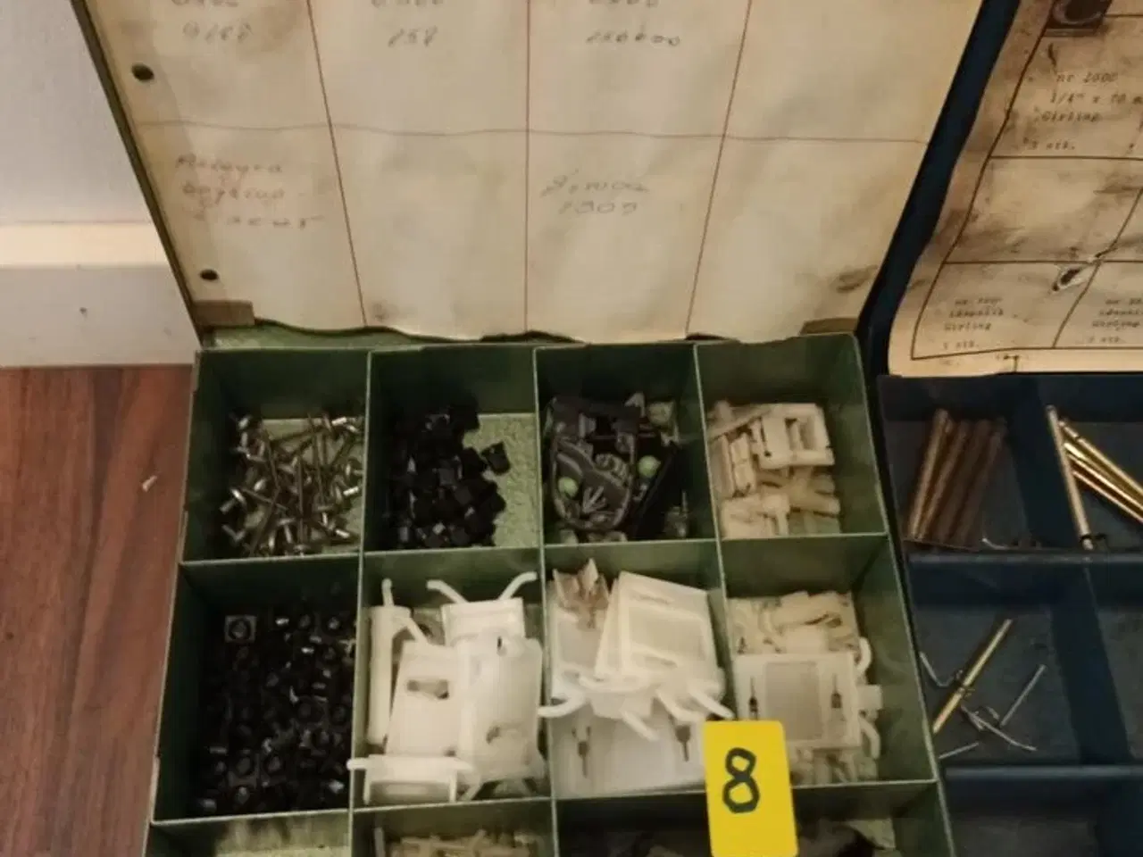 Billede 2 - Sortimentskasser med bla. Bremsedele og clips til ældre biler, skruer og møtrikker