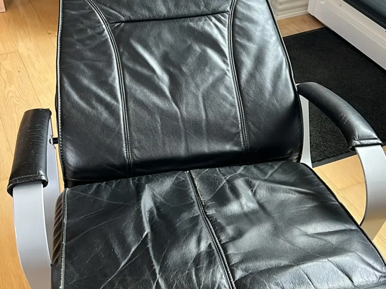 Billede 3 - Sort Læder drejestol med indbygget fod skammel