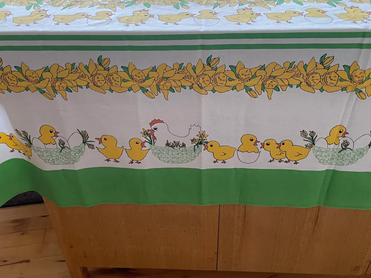 Billede 2 - Fin påske dug med høns, kyllinger og påskeliljer